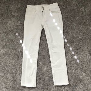 White cropped jeans
